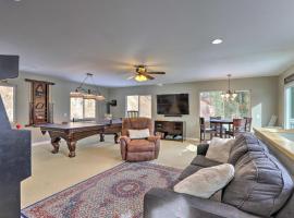 Lake Loon Hillside Cottage with Private Deck!，位于Loon Lake的酒店