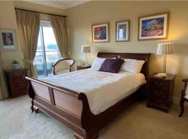 Dublin Seaview Luxury Penthouse Sleeps 6，位于都柏林的带泳池的酒店