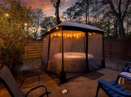 Hot Tub! 5 minutes to the sand!，位于橡树岛的酒店