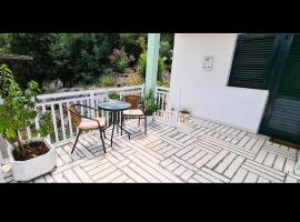 Holiday Home Gea - Three Bedroom Holiday Home with Terrace and Partial Sea View，位于斯顿的船屋