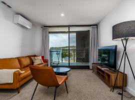 Luxurious 2BR Escape with Exceptional Amenities - Hosted by Canstay，位于Phillip的酒店