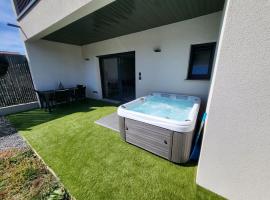 Rez-de-jardin de Maison avec spa et borne d'arcade，位于欧里亚克的酒店