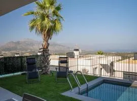 Preciosa casa con piscina con vistas al mar y a la montaña