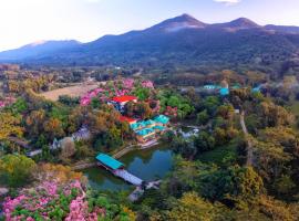 Summit Green Lake Tea Resort & Spa，位于卡齐兰加的度假村