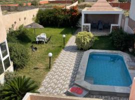 Little Private home with pool near beach，位于Borj el Khessous的别墅