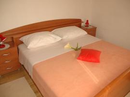 Apartment Vukorep - Two Bedroom Apartment with Terrace and Field View，位于萨度拉德的带停车场的酒店