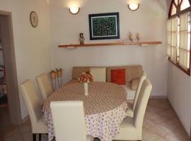 Apartments Paloc - Bungalow with Garden view，位于波尔的简易别墅