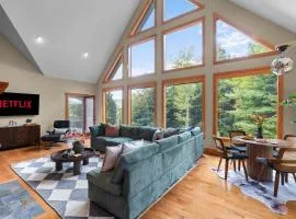 Luxury Chalet, Firepit, Sauna, Pet Friendly, 5 mins to Windham Mtn resort