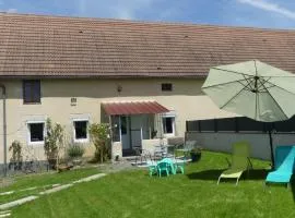 Bienvenue dans notre gîte "Le Chti Père" pouvant accueillir 6 personnes à Artonne, dans les Combrailles Puy de Dôme, 63