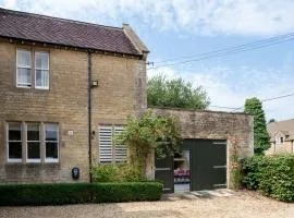Pass the Keys 4 Bed Victorian Home Courtyard Parking