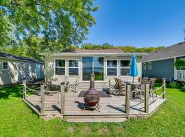Cayuga Lake Cottage Private Dock and Deck!，位于Cayuga的酒店
