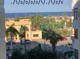 شقة 2 غرفة كبيرة ترى البحر مباشر مكيفة وسط المدينة بورسعيد