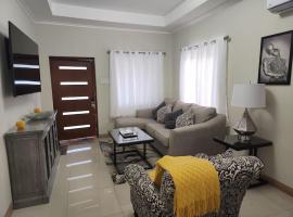Experience Luxury & Serenity-Your Perfect Getaway，位于欧丘里欧的酒店