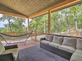 The Glabin Garrison Gem with Deck and Fire Pit!，位于Garrison的酒店