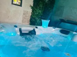 Loveroom 50 nuances de bulles jacuzzi et sauna privatif