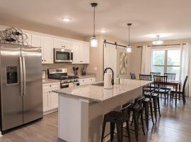 Brand New 2 Bed with Office，位于Loves Park的酒店