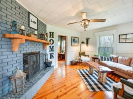 Country Escape Log Cabin Near Kentucky Lake!，位于Gilbertsville的酒店