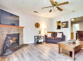 Secluded Sevierville Condo with Hot Tub and Mtn Views!，位于赛维尔维尔的酒店