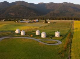 Clark Farm Silos - 5 Silo Mountain View Retreat，位于卡利斯佩尔的酒店