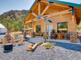 Premium Apple Valley Cabin with Zion Natl Park View，位于Apple Valley的酒店