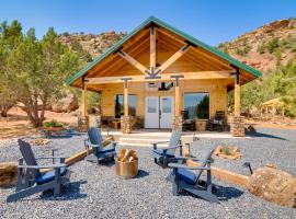 Apple Valley Cabin with Views, Dogs Welcome，位于Apple Valley的酒店