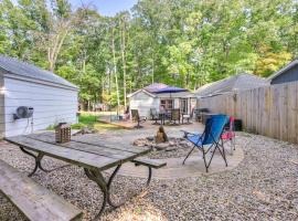 Higgins Lake Cabin - Walk to Water!，位于Roscommon的酒店