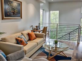 StaysPro - Hollywood Homes minutes to everything SPACIOUS AND FREE PARKING，位于洛杉矶的公寓