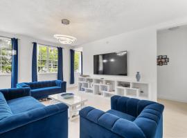 Bayside Townhome - Private Beach Access, Pool and Hot Tub, Free Parking，位于Golden Isles的酒店