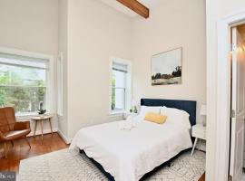 Elegant 5BR home near Capitol Hill! Free Parking!，位于华盛顿的酒店