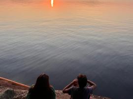 Birkswyld waterfront cottage Mary Lake，位于亨茨维尔的酒店