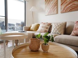 Ground Level 1-Bed: Courtyard & Alfresco Dining，位于Weston Creek的酒店
