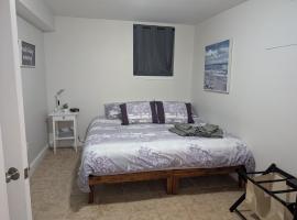 Brighton Apartment Sleeps 3 - Steps to Bus Line，位于波士顿的酒店