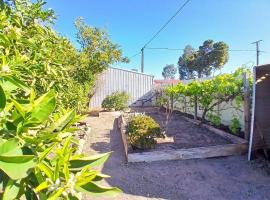 Cozy home with hot tub & fruit garden，位于怀阿拉的酒店
