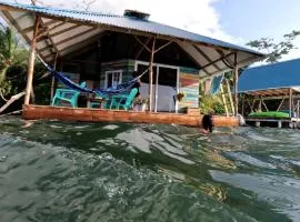 El Toucan Loco floating lodge