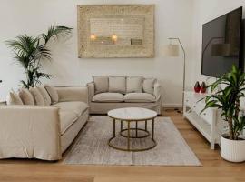 Vida Hamilton - 3 bed, 2 bath kids playground!，位于Hamilton的酒店