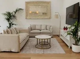 Vida Hamilton - 3 bed, 2 bath kids playground!