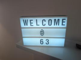 Spacious Ground Floor Elwood village Apartment one king bedroom and one large office，位于墨尔本的酒店