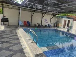 Kolam Besar dengan Privasi di Nel Homestay