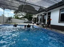 Kolam Besar dengan Privasi di Nel Homestay