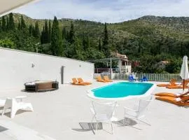 Villa Dupcic - Five-Bedroom Villa with Private Pool and Sea View