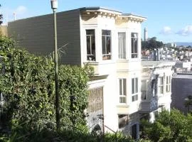 Iconic 3 bedroom with Sweping Bay City Views, 100 Walk Score