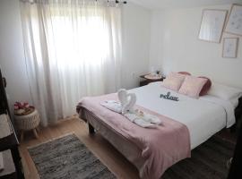 Apartment Amigo - Two Bedroom Apartment with Terrace and swimming pool，位于Ðurđevac的酒店