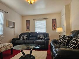 Comfy Getaway minutes from UBS Arena，位于Elmont的酒店