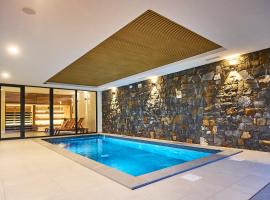 BRIC Wine & Relax，位于Vogrsko的带泳池的酒店