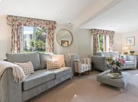 Stunning Countryside Home in Surrey by 53 Degrees Property, Ideal for Family Getaways, Private Tennis Court!