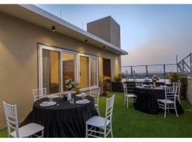 Mountain Glory 8BHK by TensorStays, Pool & Theater，位于伊加特普里的酒店
