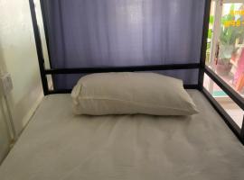 Hostel Beach Pirates Terrace，位于Ban Phru Ching (1)的酒店