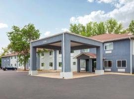 Super 8 by Wyndham McHenry Fox Lake Area，位于McHenry的酒店