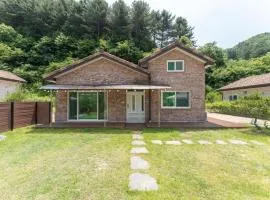 Chuncheon Private House Small House in the Forest 2