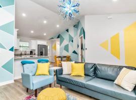 Bright & Colorful New Home 10 Min from Rainbow Springs，位于邓内伦的酒店